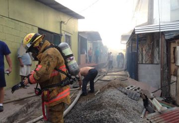 Ocho viviendas destruidas tras incendio en Bajos del Virilla