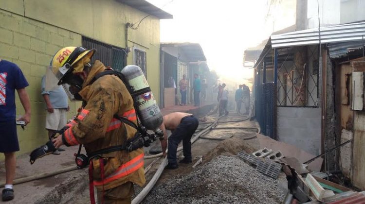 Ocho viviendas destruidas tras incendio en Bajos del Virilla