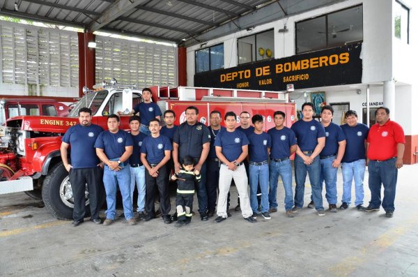 Bomberos celebran con un desayuno la compra de moderno camión