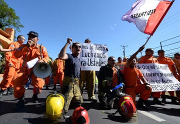 Bomberos marchan para exigir $20 millones más de presupuesto