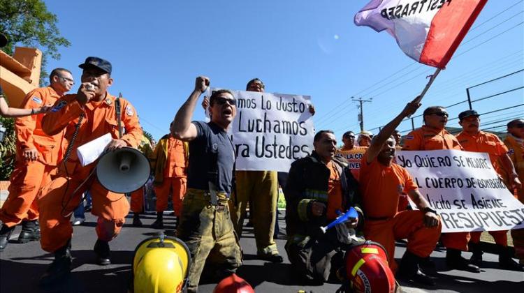 Bomberos marchan para exigir $20 millones más de presupuesto