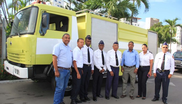 Entregan camión remozado a bomberos de Los Alcarrizos
