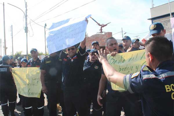 Bomberos de Cabimas protestaron exigiendo «respeto para su profesión»
