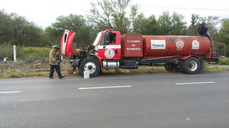 ‘Bomba’ deja tirado a camión de bomberos
