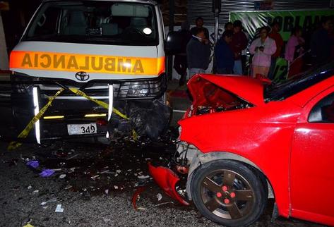 Conductor ebrio arrolla a bomberos de Sacatepequez
