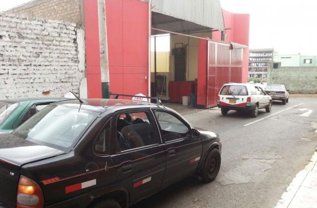 Taxis bloquean acceso a local de bomberos en Independencia