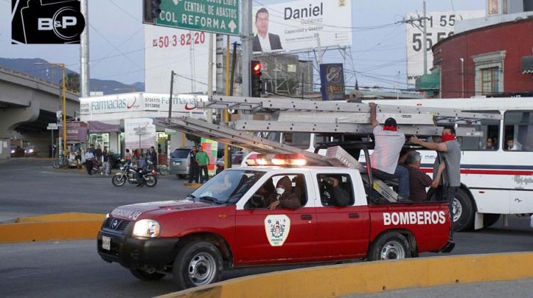 Maestros destruyen cámaras de seguridad y roban camión de bomberos en Oaxaca