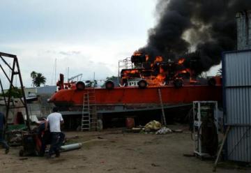 Un barco incendiado en el Puerto del Buceo