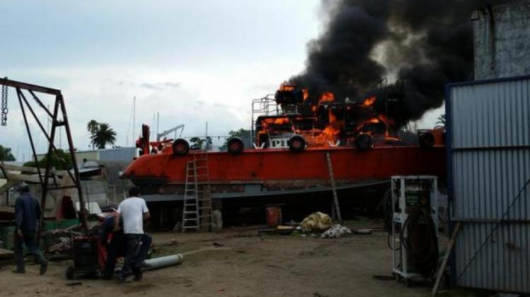 Un barco incendiado en el Puerto del Buceo
