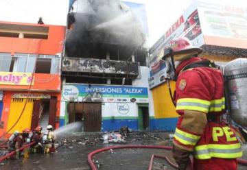 Incendio destruye almacén de pinturas en Comas