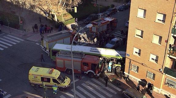 Veintiséis heridos leves en la colisión de un camión de bomberos y un autobús
