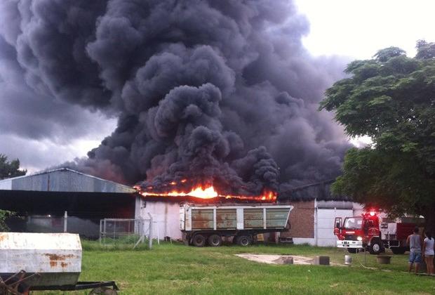 Impactante incendio con gran actuación de los Bomberos Voluntarios