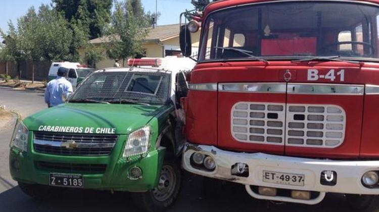 Un carro de Bomberos chocó con una patrulla de Carabineros