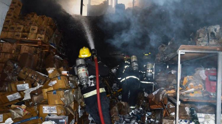 Voraz incendio en un depósito de artículos de computación