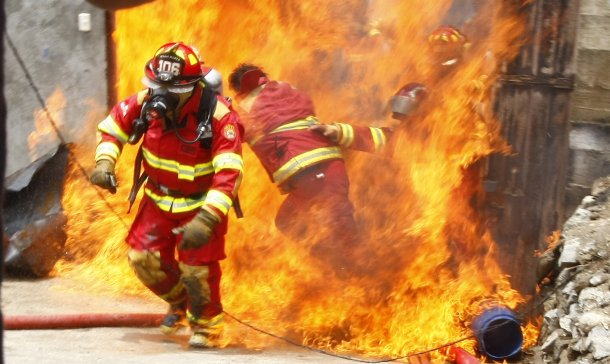 Bomberos resultaron heridos intentando sofocar gran incendio en fábrica de pinturas