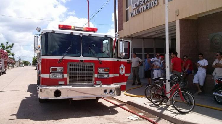 Bomberos Voluntarios de Camilo Aldao recibieron una nueva unidad.