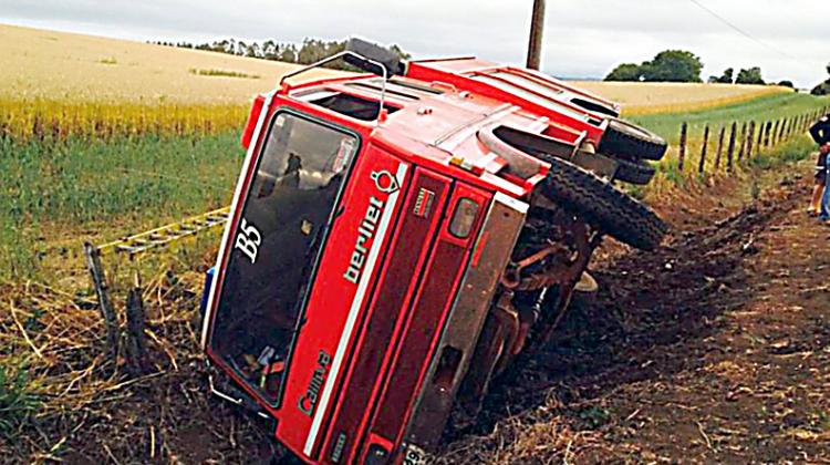 Tres bomberos resultaron heridos tras nuevo volcamiento de carro bomba