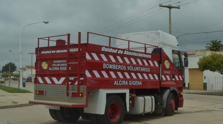 Bomberos de Alcira recibió una nueva unidad de abastecimiento