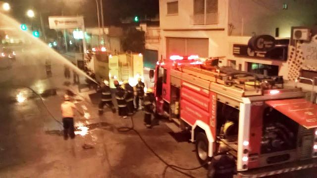 Gran incendio en una fábrica de ataúdes