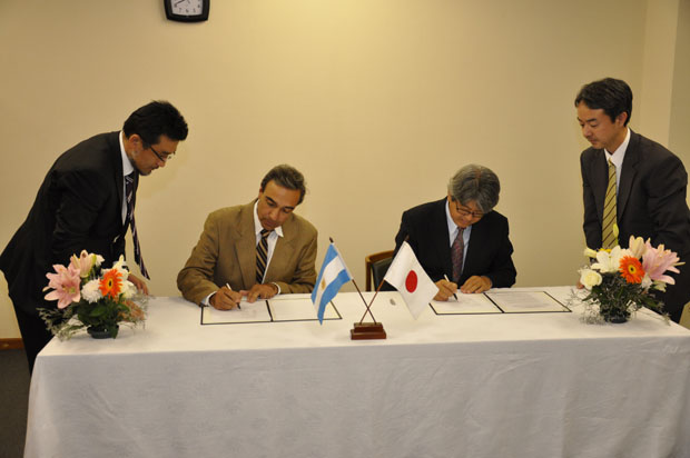 La Embajada de Japón donó dos unidades a los Bomberos Voluntarios de Pila