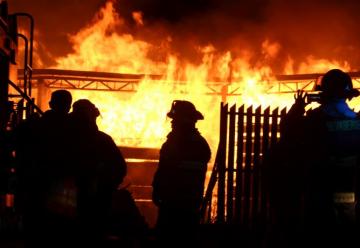 Dos bomberos lesionados tras incendio en deshidratadora de frutos