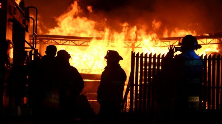 Dos bomberos lesionados tras incendio en deshidratadora de frutos