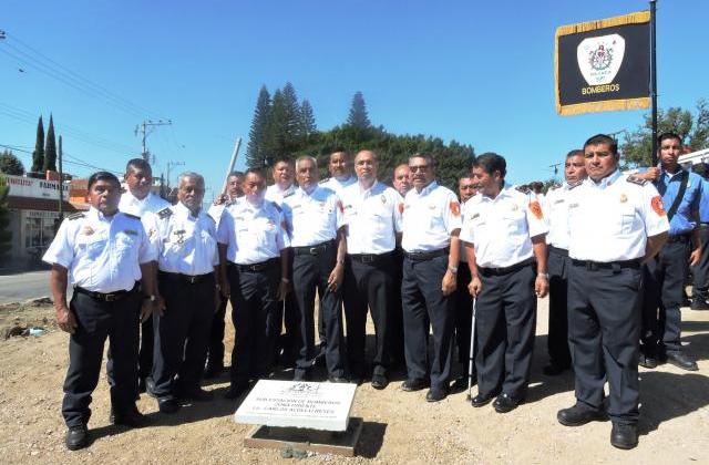 Colocan primera piedra de subestacion de bomberos en Santa Cruz Amilpas
