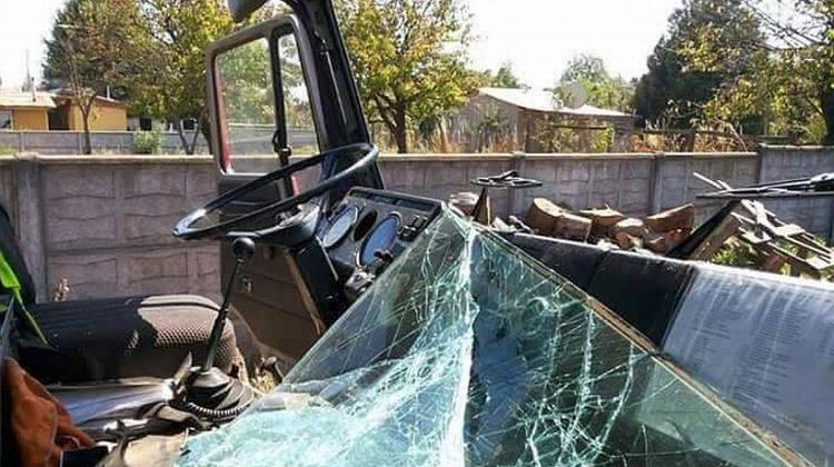 Un carro de Bomberos quedó dañado tras recibir descarga de agua de avión cisterna en Ercilla