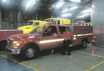 Bomberos de Los Ángeles donan unidad de rescate para el cantón