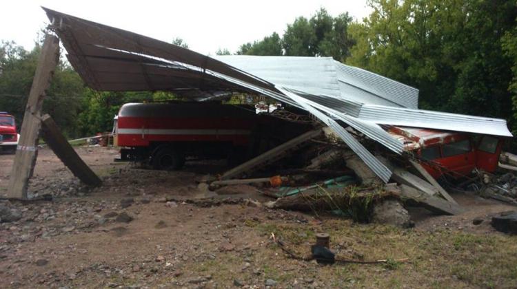 La creciente destruyó el cuartel, pero los bomberos no abandonaron a los vecinos