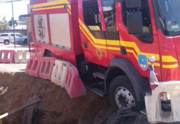 Evitan caída de carro de Bomberos a profunda excavación en Los Ángeles