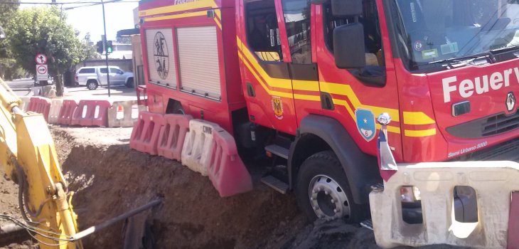 Evitan caída de carro de Bomberos a profunda excavación en Los Ángeles