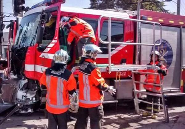 Carro de bomberos chocan al dirigirse a un incendio