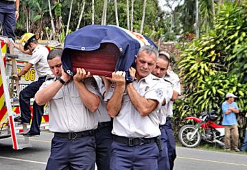 Caravana y extintora dan adiós a bombero