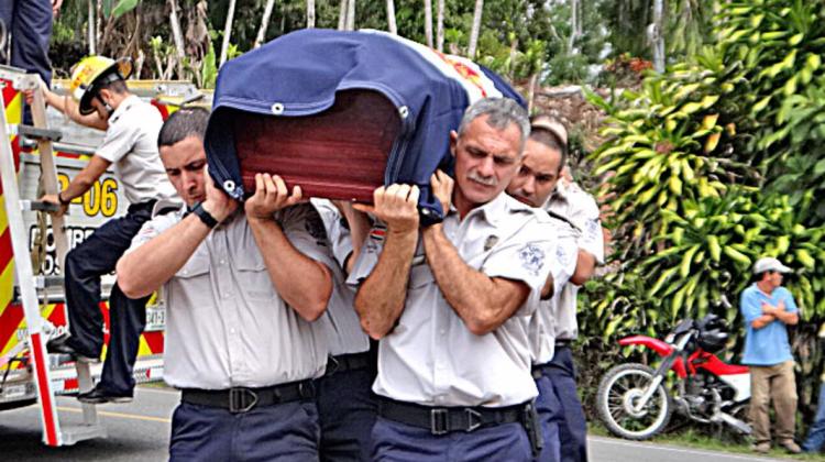 Caravana y extintora dan adiós a bombero