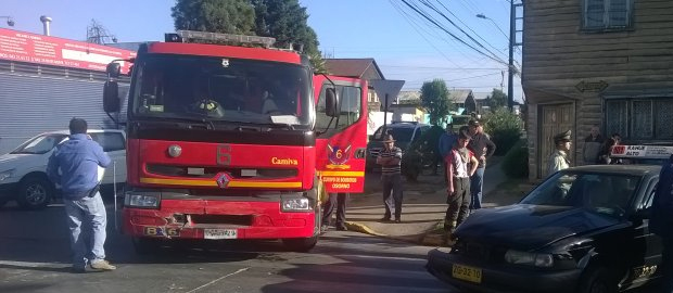 Carro de Bomberos colisionó con taxi mientras se dirigía a emergencia