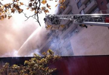 Un bombero lesionado tras voraz incendio que afectó a dos restaurantes