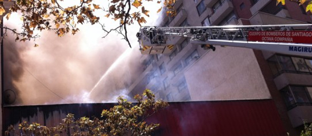 Un bombero lesionado tras voraz incendio que afectó a dos restaurantes