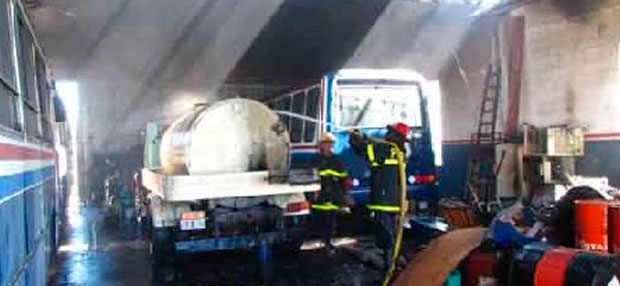 Incendio destruyó el galpón de una empresa de Bus