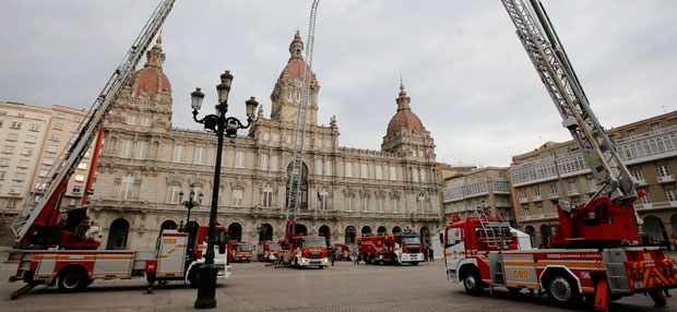 Los bomberos exhiben su renovado parque móvil