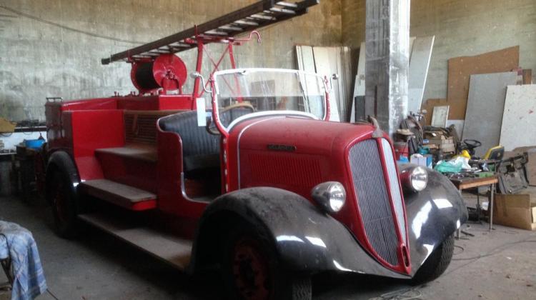 Un coche de bomberos de 1927, en un taller por el impago del arreglo