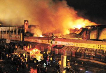 Incendio consumió gran parte del Mercado Campesino en Tarija