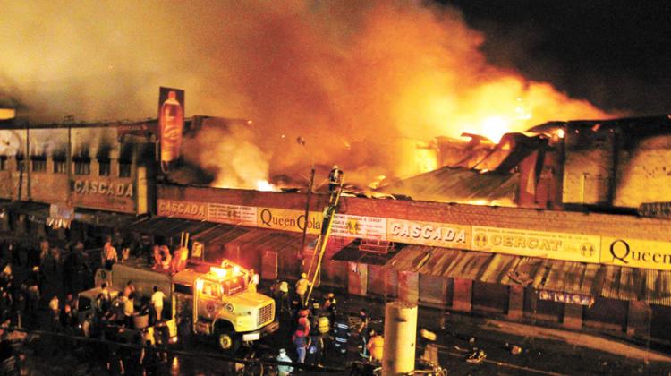 Incendio consumió gran parte del Mercado Campesino en Tarija