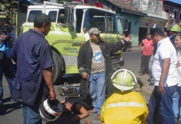 Matrimonio choca contra camión de bomberos