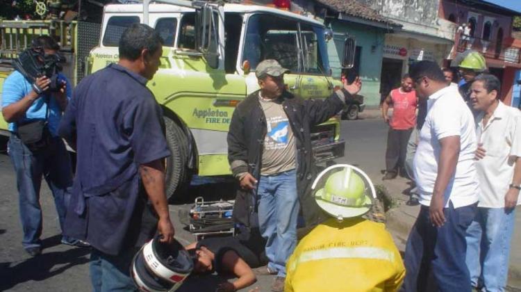 Matrimonio choca contra camión de bomberos