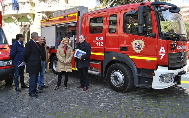 La Alcaldesa presenta dos nuevos vehículos para el Servicio de Bomberos