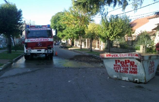 Una autobomba de los Bomberos Voluntarios de Moreno embistió un volquete