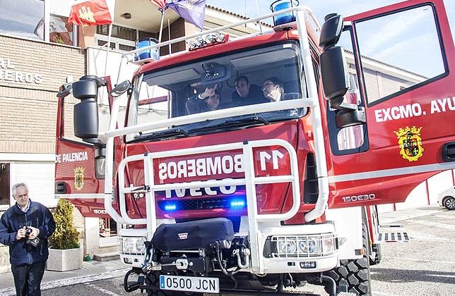 El Parque de Bomberos de Palencia reciben un nuevo camión para incendios forestales