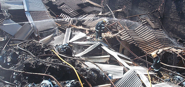 Incendio en una fábrica en Valentín Alsina