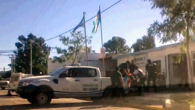 Balearon a bomberos de Las Grutas al intentar apagar un incendio en el barrio Peumayén